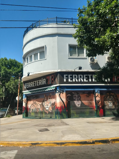 Esquina de Ferretería 7/8, edificio curvo con persianas pintadas